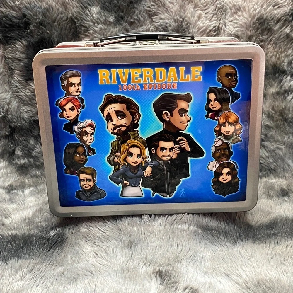 RARE Riverdale 100th Episode Cast
Crew Gift Lunch Box Lord Mesa art
Lunchbox - Picture 3 of 16